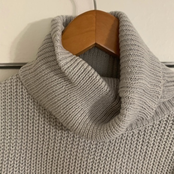 Nasty Gal Grey TurtleNeck Size Small - Picture 3 of 7